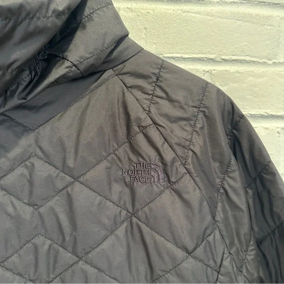 The North Face Mossbud Reversible Parka in Asphalt Grey - Picture 10 of 12